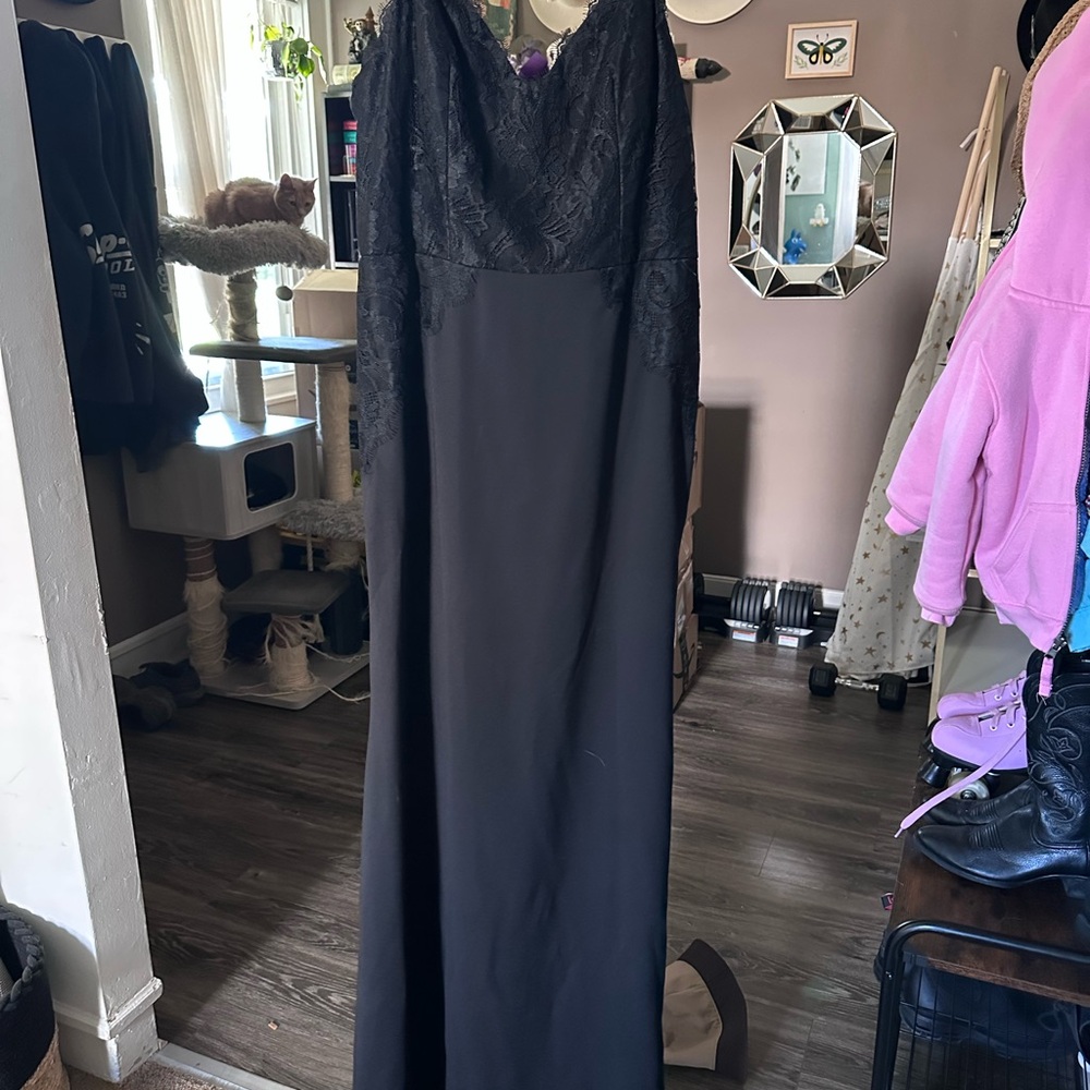 Elegant Black Lace Evening Gown